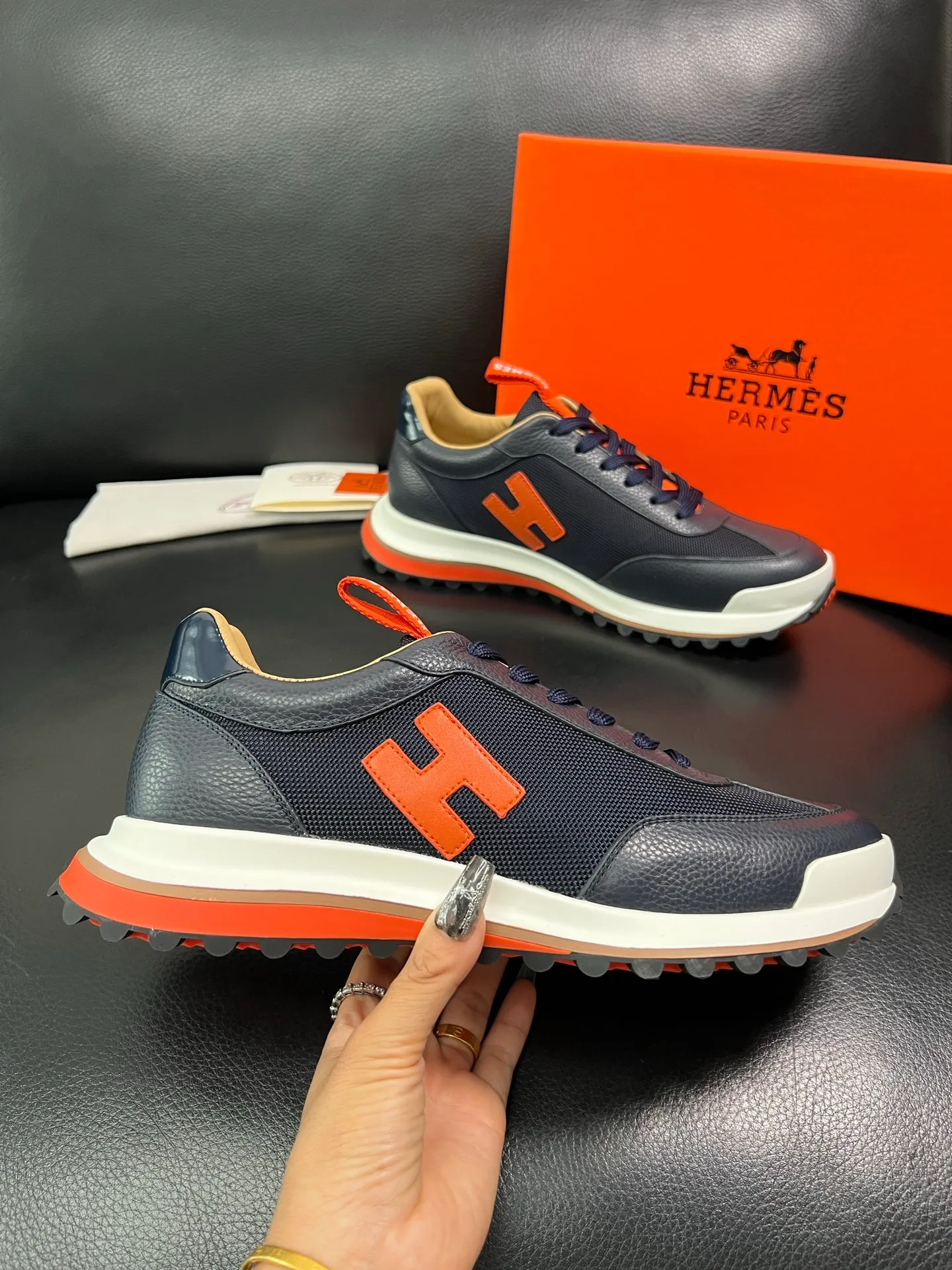 Men's shoes 💰800 Hermes top purchasing Hermes counters are on sale at the same time with original factory configuration, original cowhide imported from Italy and mesh fabric, high-quality splicing technology, fully imported water-dyed cowhide lining, soles: original soles specially provided by the original factory are super comfortable, the original factory follows the order and high quality, you can enter and exit the counter at will, you are welcome to compare and synchronize with the counter, code number 39-44 (customized 38 45) 85863